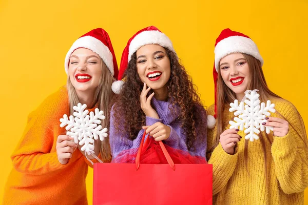 Jovens Mulheres Bonitas Chapéus Santa Com Flocos Neve Saco Compras — Fotografia de Stock