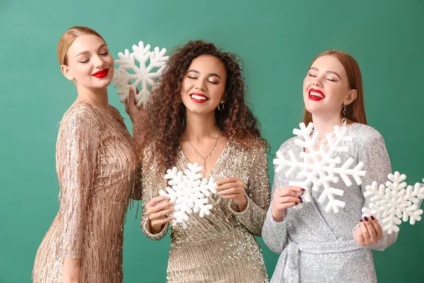 Hermosas Mujeres Jóvenes Con Copos Nieve Fondo Color — Foto de Stock