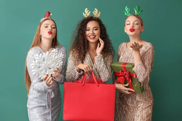 色の背景にクリスマスの贈り物を持つ美しい若い女性 — ストック写真