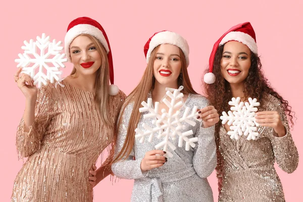 Hermosas Mujeres Jóvenes Sombreros Santa Con Copos Nieve Fondo Color — Foto de Stock