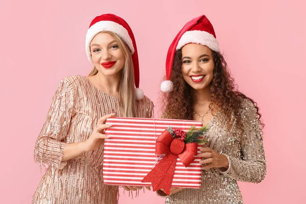 Belles Jeunes Femmes Avec Cadeau Noël Sur Fond Couleur — Photo