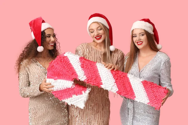 Noel Baba Şapkalı Güzel Genç Kadınlar Renkli Arkaplanda Şeker Kamışı — Stok fotoğraf
