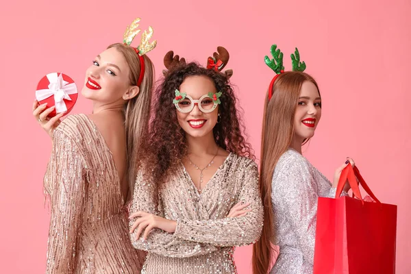 Jovens Mulheres Bonitas Com Decoração Natal Presentes Fundo Cor — Fotografia de Stock