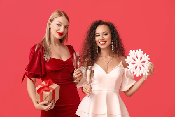 Mooie Jonge Vrouwen Met Kerstcadeau Glazen Champagne Kleur Achtergrond — Stockfoto