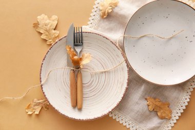 Bej arkaplanda sonbahar tablo ayarı