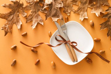 Kahverengi arkaplanda sonbahar tablosu