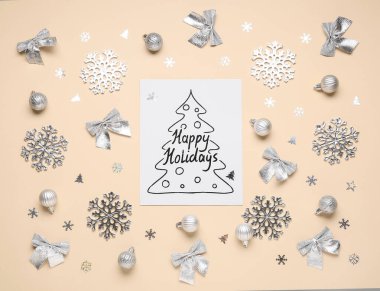 Mesajlı tebrik kartı Mutlu Bayramlar ve renk arkaplanı üzerinde farklı Noel dekorasyonu