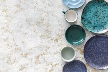 Hafif grunge arkaplanda şık yemek takımları