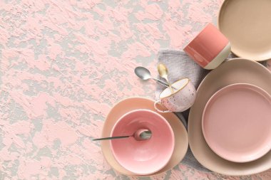 Pembe grunge arka planda şık yemek takımları
