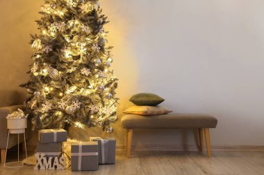 Modern oturma odasının içinde Noel ağacı var.