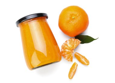 Beyaz arka planda lezzetli mandalina reçeli kavanozu