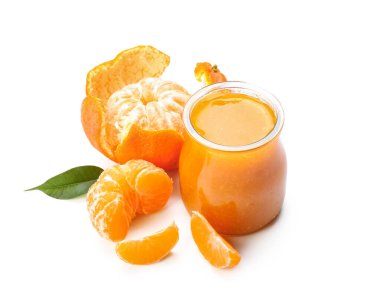 Beyaz arka planda lezzetli mandalina reçeli kavanozu