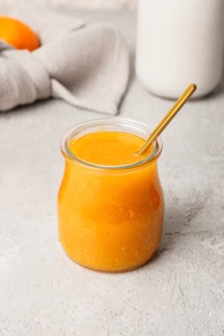 Hafif arkaplanda lezzetli mandalina reçeli kavanozu