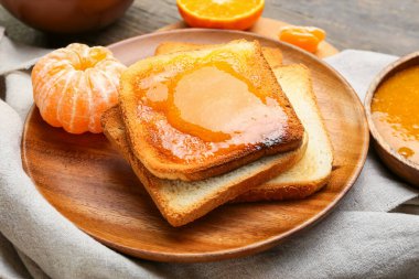 Mandalina reçelli lezzetli tost, yakın plan.