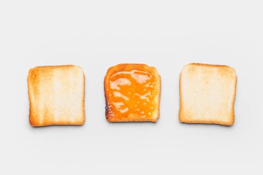 Beyaz arka planda mandalina reçelli lezzetli tost.