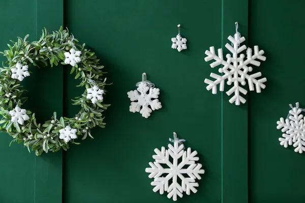 Boże Narodzenie Wieniec Piękne Płatki Śniegu Pobliżu Ściany Kolor — Zdjęcie stockowe