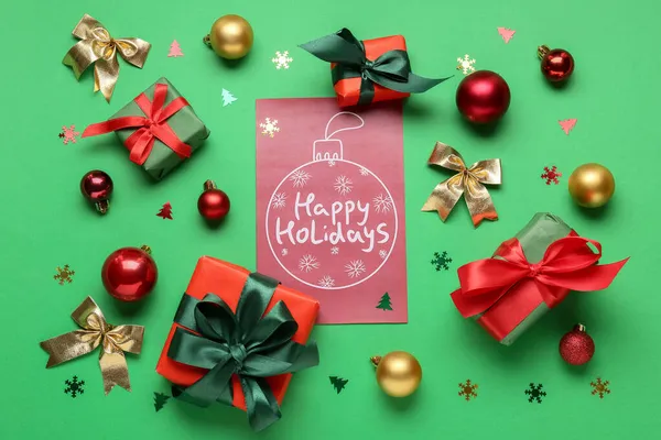 Grußkarte Mit Text Happy Holidays Geschenkschachteln Und Weihnachtsdekor Auf Grünem — Stockfoto