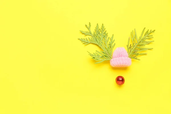 Renne Noël Branches Sapin Petit Chapeau Tricoté Boule Sur Fond — Photo