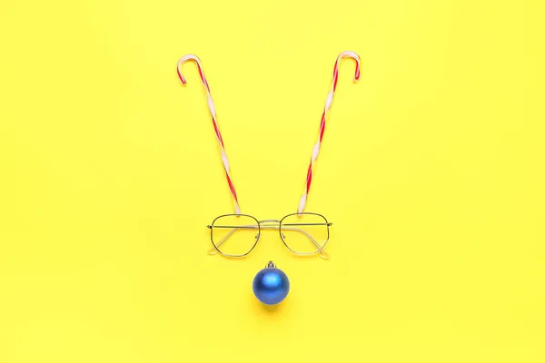 Creative Composition Reindeer Face Made Candy Canes Eyeglasses Christmas Ball — Stock Photo, Image