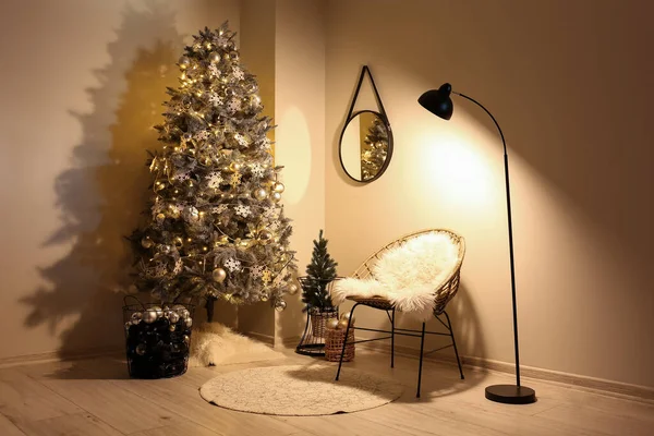 Εσωτερικό Του Σύγχρονου Σαλονιού Χριστουγεννιάτικο Δέντρο — Φωτογραφία Αρχείου