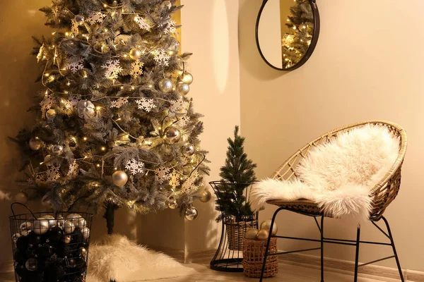 Εσωτερικό Του Σύγχρονου Σαλονιού Χριστουγεννιάτικο Δέντρο — Φωτογραφία Αρχείου