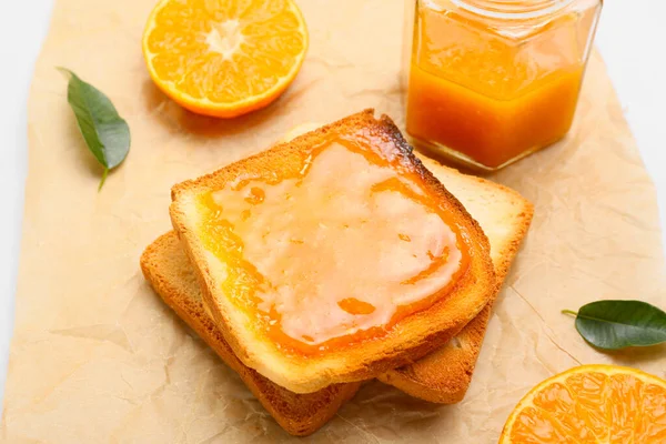 Chutný Toast Mandarinkovou Marmeládou Pergamenu Detailní Záběr — Stock fotografie