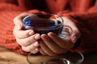 Kelebek çiçeği çayı içen kadın, yakın plan.