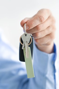 Anahtarları elinde tutan adam, yakın plan.
