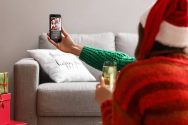 Yılbaşı partisinde evde genç kadınlar