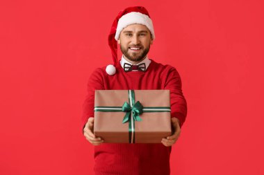 Mutlu genç adam Noel hediyesi ile renklendirilmiş