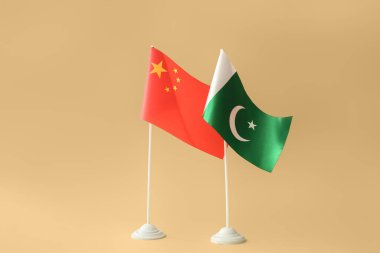 Renkli arkaplanda Çin ve Pakistan bayrakları