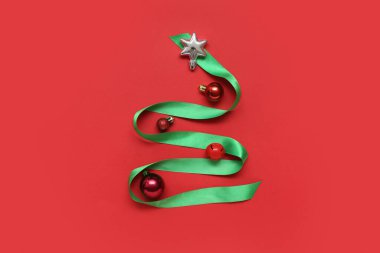 Renk arkaplanındaki dekorasyonlardan oluşan yaratıcı Noel ağacı