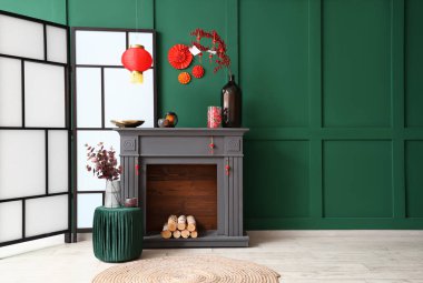 Çin Yeni Yıl kutlamaları için çok güzel süslemeleri olan şömine.