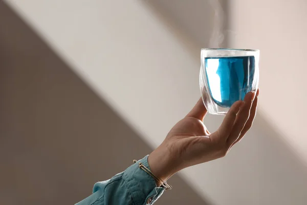 Vrouwelijke Hand Met Glas Van Vlinder Erwt Bloem Thee Binnen — Stockfoto