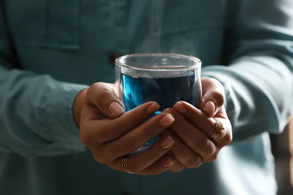 Mujer Con Taza Flor Guisante Mariposa Primer Plano —  Fotos de Stock