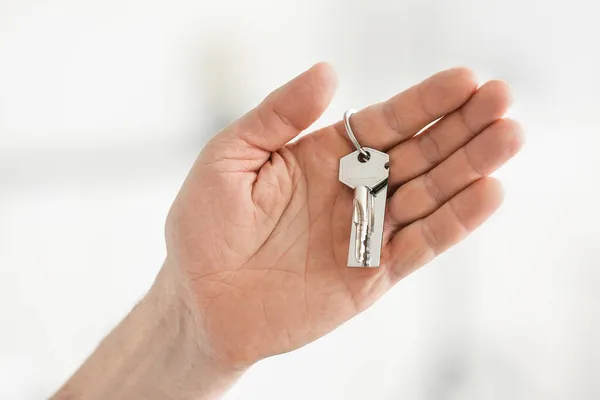 Mano Masculina Sosteniendo Llave Cadena — Foto de Stock