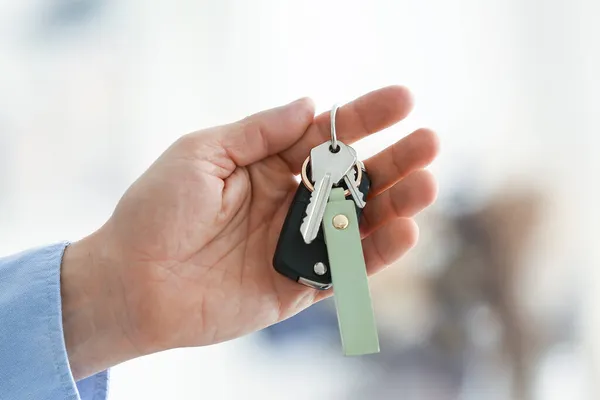 Männliche Hand Hält Schlüssel Kette — Stockfoto