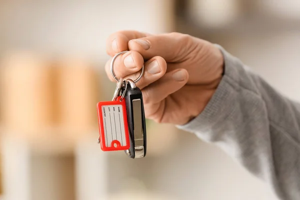 Male Hand Holding Keys Chain — Stock Photo, Image