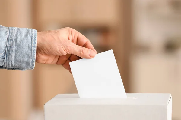 Głosujący Pobliżu Urny Wyborczej — Zdjęcie stockowe