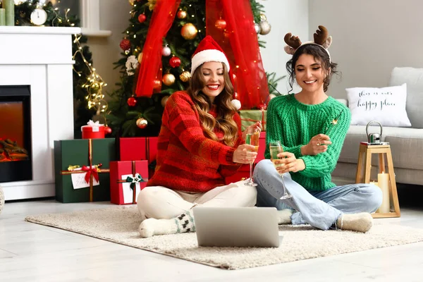 Junge Frauen Bei Weihnachtsfeier Hause — Stockfoto