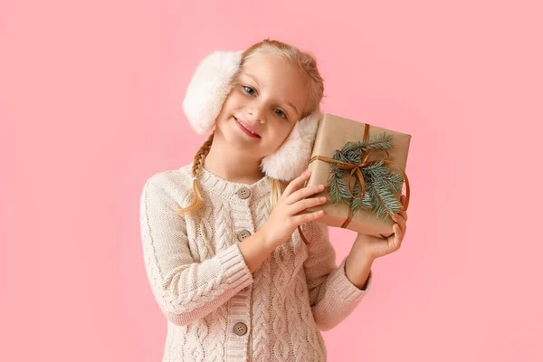 Menina Com Presente Natal Fundo Cor — Fotografia de Stock