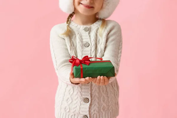 Menina Com Presente Natal Fundo Cor — Fotografia de Stock