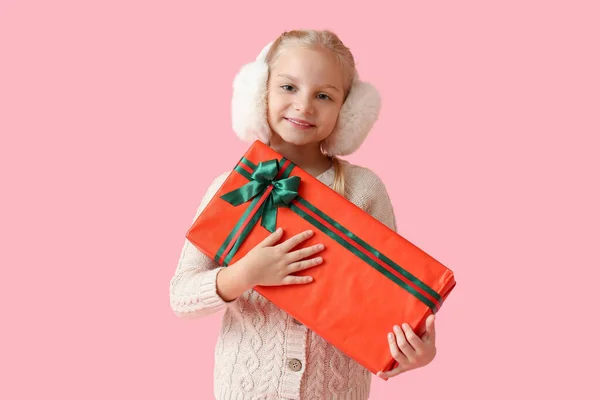 Klein Meisje Met Kerstcadeau Kleur Achtergrond — Stockfoto