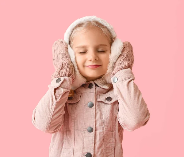 Klein Meisje Stijlvolle Winter Kleding Kleur Achtergrond — Stockfoto