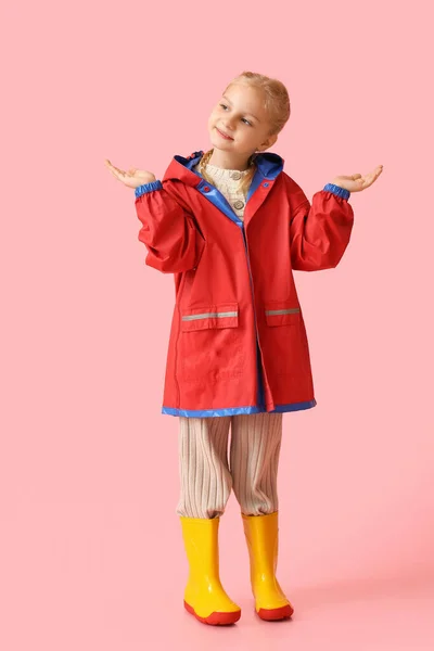 Klein Meisje Stijlvolle Regenjas Toont Iets Kleur Achtergrond — Stockfoto