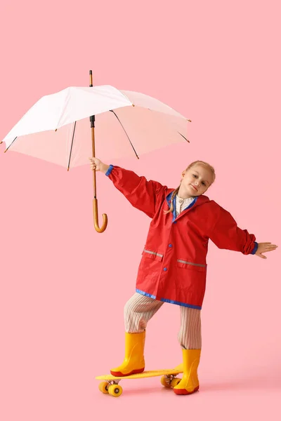 Klein Meisje Stijlvolle Regenjas Met Paraplu Skateboard Kleur Achtergrond — Stockfoto