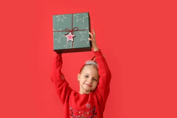 Malá Dívka Vánoční Dárek Barevném Pozadí — Stock fotografie