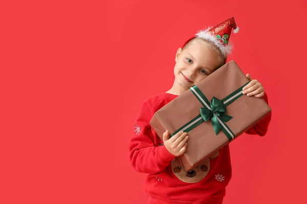 Petite Fille Avec Cadeau Noël Sur Fond Couleur — Photo