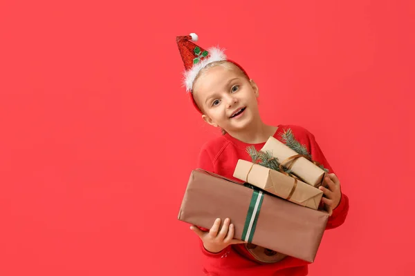 Petite Fille Avec Des Cadeaux Noël Sur Fond Couleur — Photo