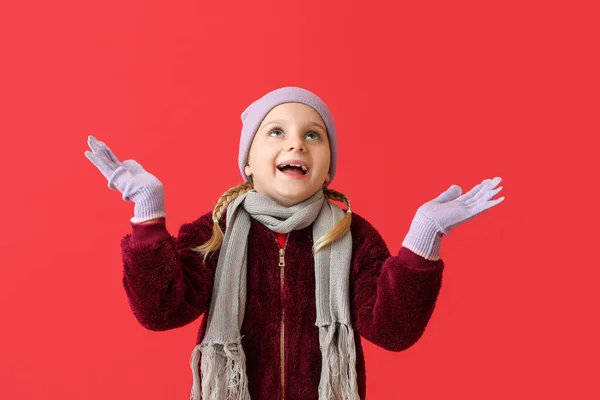 Malá Dívka Stylovém Zimním Oblečení Ukazující Něco Barevném Pozadí — Stock fotografie